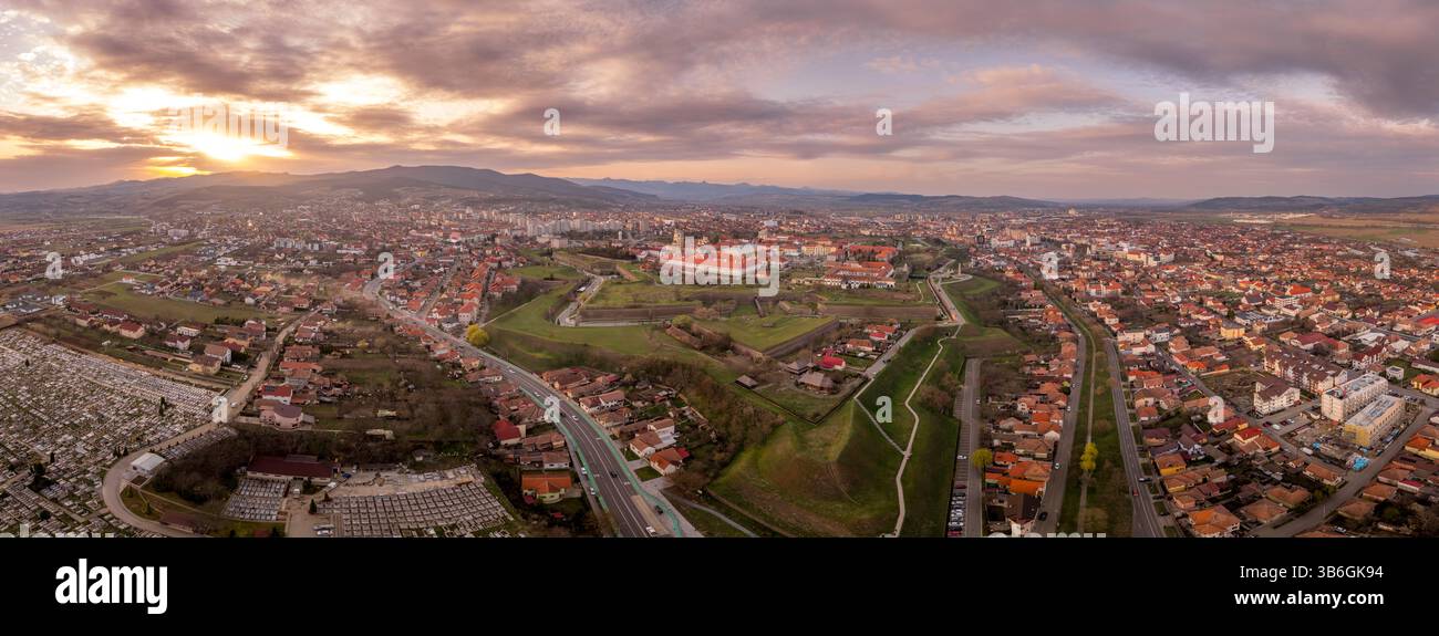 Vista aerea della fortezza di Alba Iulia e della città in Romania con cielo al tramonto Foto Stock