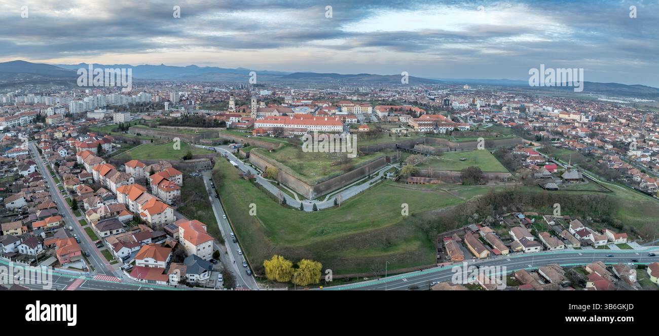 Vista aerea degli elementi principali del forte: Bastioni angolati, resistenze, burrasche con fossato secco, bastioni di fanteria nella fortezza di Alba Iulia in Romania Foto Stock