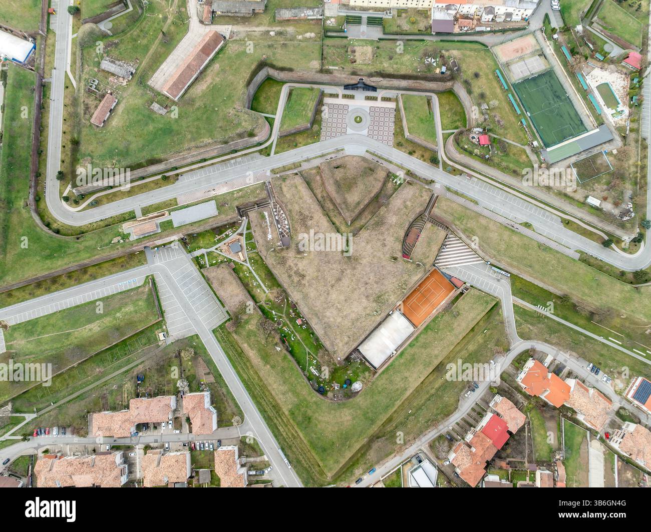 Vista aerea degli elementi principali del forte: Bastioni angolati, resistenze, burrasche con fossato secco, bastioni di fanteria nella fortezza di Alba Iulia in Romania Foto Stock