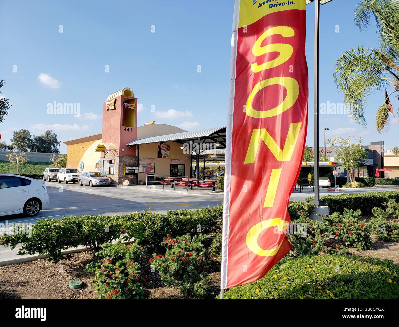 Los Angeles, California, Stati Uniti - 04-09-2020: Veduta di un cartello laterale della strada e guida attraverso la corsia per un fast food Sonic Drive-in locale. Foto Stock