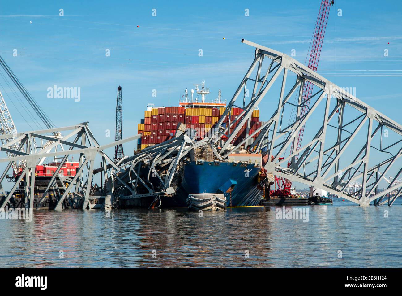 14 aprile 2022, Dundalk, MD, Stati Uniti d'America: La MV Dali incastrata in capriate d'acciaio dopo essere stata colpita nel Francis Scott Key Bridge attende la rimozione dei detriti che bloccano il canale di Fort McHenry, 16 aprile 2024, vicino a Dundalk, Maryland. Il ponte fu colpito dalla nave portacontainer di 984 piedi il 26 marzo e crollò uccidendo sei lavoratori. (Immagine di credito: © Dylan Burnell/US Army/Planet Pix via ZUMA Press Wire) Foto Stock