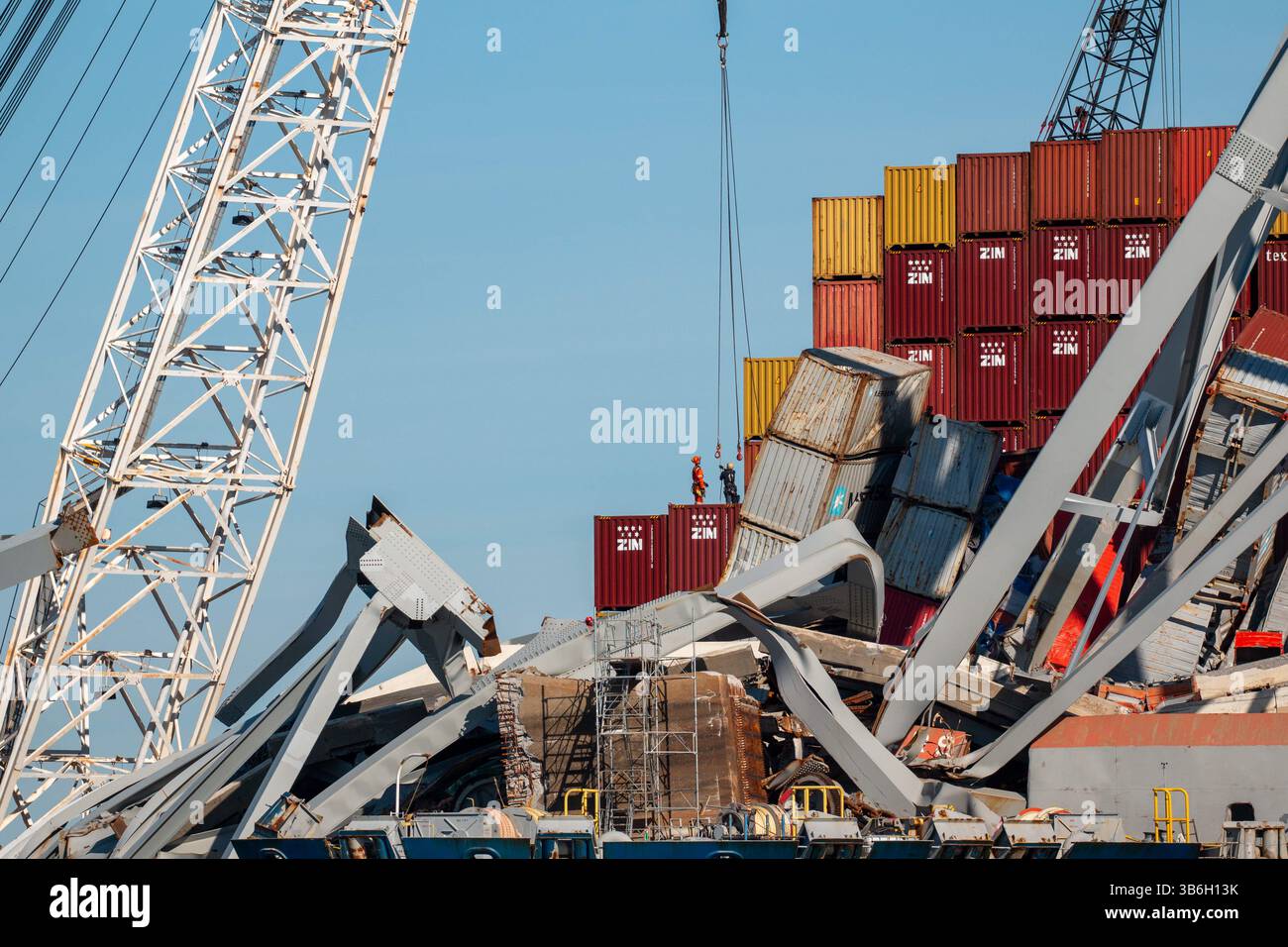 14 aprile 2022, Dundalk, MD, Stati Uniti d'America: Unified Command Salvage Operators dirige una gru per chiatte per prelevare i container dal ponte della nave da carico MV Dali intrappolata racchiusa in capriate d'acciaio dal crollato Francis Scott Key Bridge presso il canale di Fort McHenry, 16 aprile 2024, vicino a Dundalk, Maryland. Il ponte fu colpito dalla nave portacontainer di 984 piedi il 26 marzo e crollò uccidendo sei lavoratori. (Immagine di credito: © Dylan Burnell/US Army/Planet Pix via ZUMA Press Wire) Foto Stock