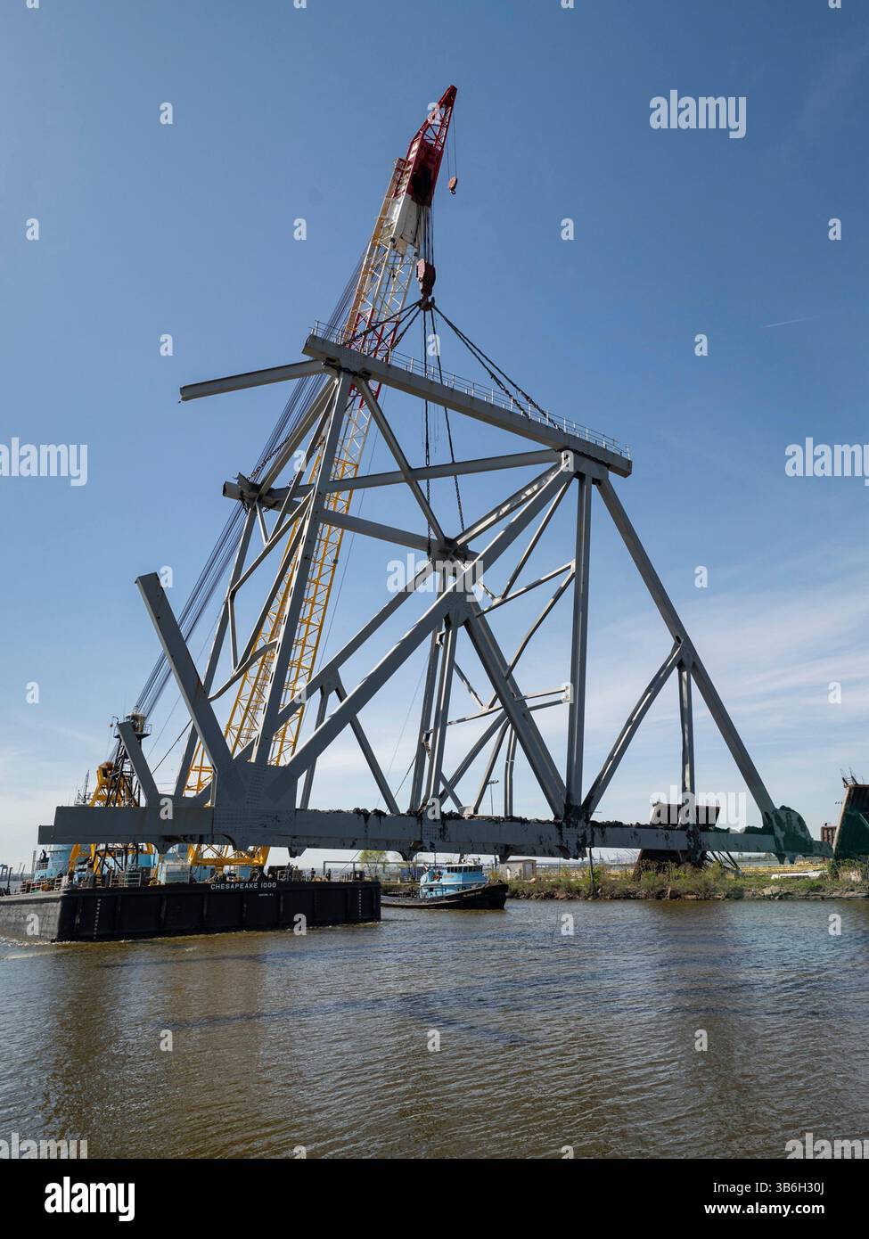16 aprile 2024, Dundalk, MD, United States of America: U.S. Army Corps of Engineers salvage Operators usano la chiatta con gru Chesapeake 1000 per spostare un grande pezzo di acciaio di supporto dal crollato Francis Scott Key Bridge, 16 aprile 2024, vicino a Dundalk, Maryland. Il ponte fu colpito dalla nave portacontainer di 984 piedi il 26 marzo e crollò uccidendo sei lavoratori. (Immagine di credito: © Charles Delano/US Army/Planet Pix via ZUMA Press Wire) Foto Stock