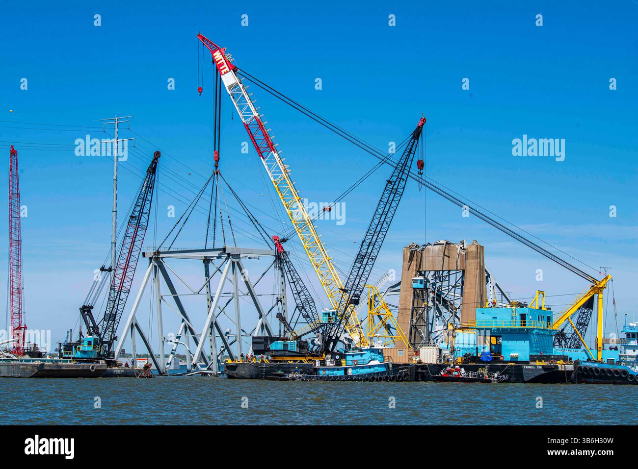 16 aprile 2024, Dundalk, MD, Stati Uniti d'America: Unified Command salvage Operators usano la chiatta con gru Chesapeake 1000 per spostare una porzione di capriate d'acciaio da 300 tonnellate dal crollato Francis Scott Key Bridge bloccando il canale di Fort McHenry, 16 aprile 2024, vicino a Dundalk, Maryland. Il ponte fu colpito dalla nave portacontainer di 984 piedi il 26 marzo e crollò uccidendo sei lavoratori. (Immagine di credito: © Po2 Ronald Hodges/US Coast/Planet Pix tramite ZUMA Press Wire) Foto Stock