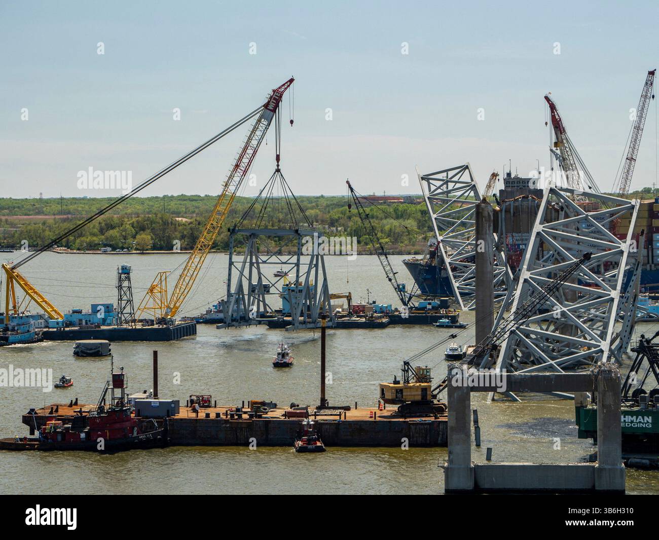 16 aprile 2024, Dundalk, MD, United States of America: U.S. Army Corps of Engineers salvage Operators usano la chiatta con gru Chesapeake 1000 per spostare un grande pezzo di acciaio di supporto dal crollato Francis Scott Key Bridge, 16 aprile 2024, vicino a Dundalk, Maryland. Il ponte fu colpito dalla nave portacontainer di 984 piedi il 26 marzo e crollò uccidendo sei lavoratori. (Immagine di credito: © Charles Delano/US Army/Planet Pix via ZUMA Press Wire) Foto Stock