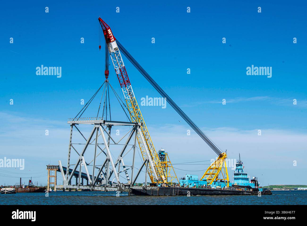 16 aprile 2024, Dundalk, MD, Stati Uniti d'America: Unified Command salvage Operators usano la chiatta con gru Chesapeake 1000 per spostare una porzione di capriate d'acciaio da 300 tonnellate dal crollato Francis Scott Key Bridge bloccando il canale di Fort McHenry, 16 aprile 2024, vicino a Dundalk, Maryland. Il ponte fu colpito dalla nave portacontainer di 984 piedi il 26 marzo e crollò uccidendo sei lavoratori. (Immagine di credito: © Po2 Ronald Hodges/US Coast/Planet Pix tramite ZUMA Press Wire) Foto Stock