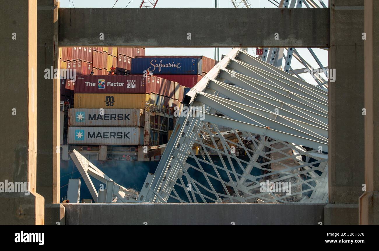 16 aprile 2024, Dundalk, MD, Stati Uniti d'America: Unified Command Salvage Operators dirige una gru per chiatte per prelevare i container dal ponte della nave da carico MV Dali intrappolata racchiusa in capriate d'acciaio dal crollato Francis Scott Key Bridge presso il canale di Fort McHenry, 16 aprile 2024, vicino a Dundalk, Maryland. Il ponte fu colpito dalla nave portacontainer di 984 piedi il 26 marzo e crollò uccidendo sei lavoratori. (Immagine di credito: © Dylan Burnell/US Army/Planet Pix via ZUMA Press Wire) Foto Stock
