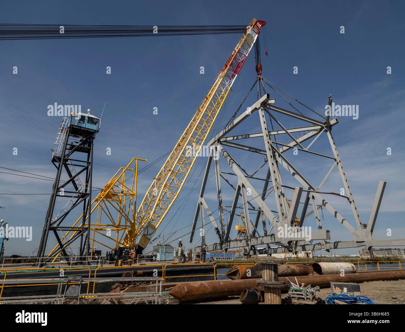 16 aprile 2024, Dundalk, MD, United States of America: U.S. Army Corps of Engineers salvage Operators usano la chiatta con gru Chesapeake 1000 per spostare un grande pezzo di acciaio di supporto dal crollato Francis Scott Key Bridge, 16 aprile 2024, vicino a Dundalk, Maryland. Il ponte fu colpito dalla nave portacontainer di 984 piedi il 26 marzo e crollò uccidendo sei lavoratori. (Immagine di credito: © Charles Delano/US Army/Planet Pix via ZUMA Press Wire) Foto Stock