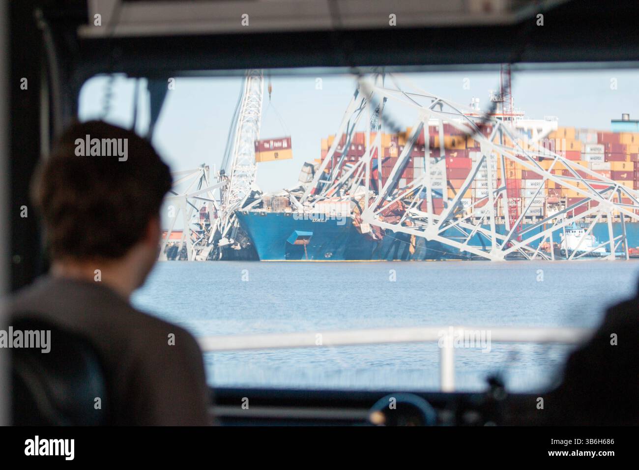 16 aprile 2024, Dundalk, MD, Stati Uniti d'America: US Army Corps of Engineers a bordo della nave di ispezione CATLETT, osserva come i container di spedizione vengono rimossi dalla MV Dali bloccando il canale di Fort McHenry, 16 aprile 2024, vicino a Dundalk, Maryland. Il ponte fu colpito dalla nave portacontainer di 984 piedi il 26 marzo e crollò uccidendo sei lavoratori. (Immagine di credito: © Dylan Burnell/US Army/Planet Pix via ZUMA Press Wire) Foto Stock