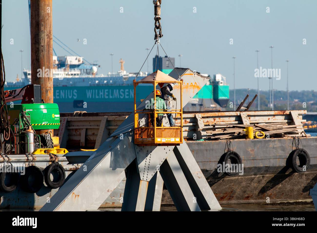 16 aprile 2024, Dundalk, MD, Stati Uniti d'America: Unified Command Salvage Operators usano una torcia da taglio speciale per rimuovere una sezione di capriata d'acciaio dal crollato Francis Scott Key Bridge sul canale di Fort McHenry, 16 aprile 2024, vicino a Dundalk, Maryland. Il ponte fu colpito dalla nave container MV Dali di 984 piedi il 26 marzo e crollò uccidendo sei lavoratori. (Immagine di credito: © Dylan Burnell/US Army/Planet Pix via ZUMA Press Wire) Foto Stock