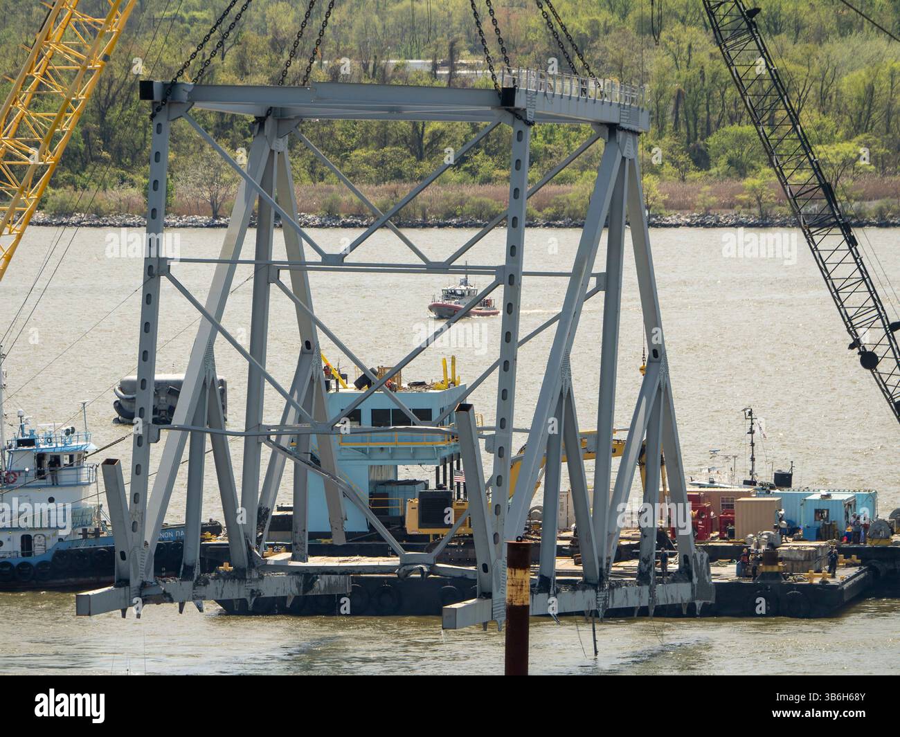 16 aprile 2024, Dundalk, MD, United States of America: U.S. Army Corps of Engineers salvage Operators usano la chiatta con gru Chesapeake 1000 per spostare un grande pezzo di acciaio di supporto dal crollato Francis Scott Key Bridge, 16 aprile 2024, vicino a Dundalk, Maryland. Il ponte fu colpito dalla nave portacontainer di 984 piedi il 26 marzo e crollò uccidendo sei lavoratori. (Immagine di credito: © Charles Delano/US Army/Planet Pix via ZUMA Press Wire) Foto Stock