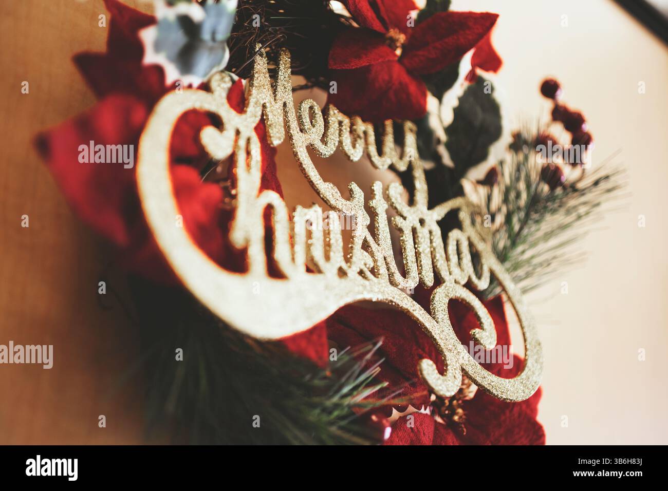 Una vista di una corona ornamentale di Natale appesa su una porta. Foto Stock