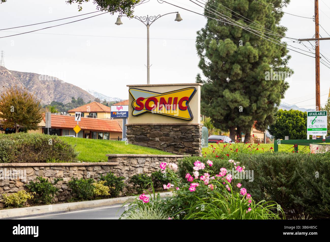 Duarte, California, Stati Uniti - 12-02-2019: Un cartello laterale per la catena di hamburger conosciuta come Sonic Drive-in. Foto Stock