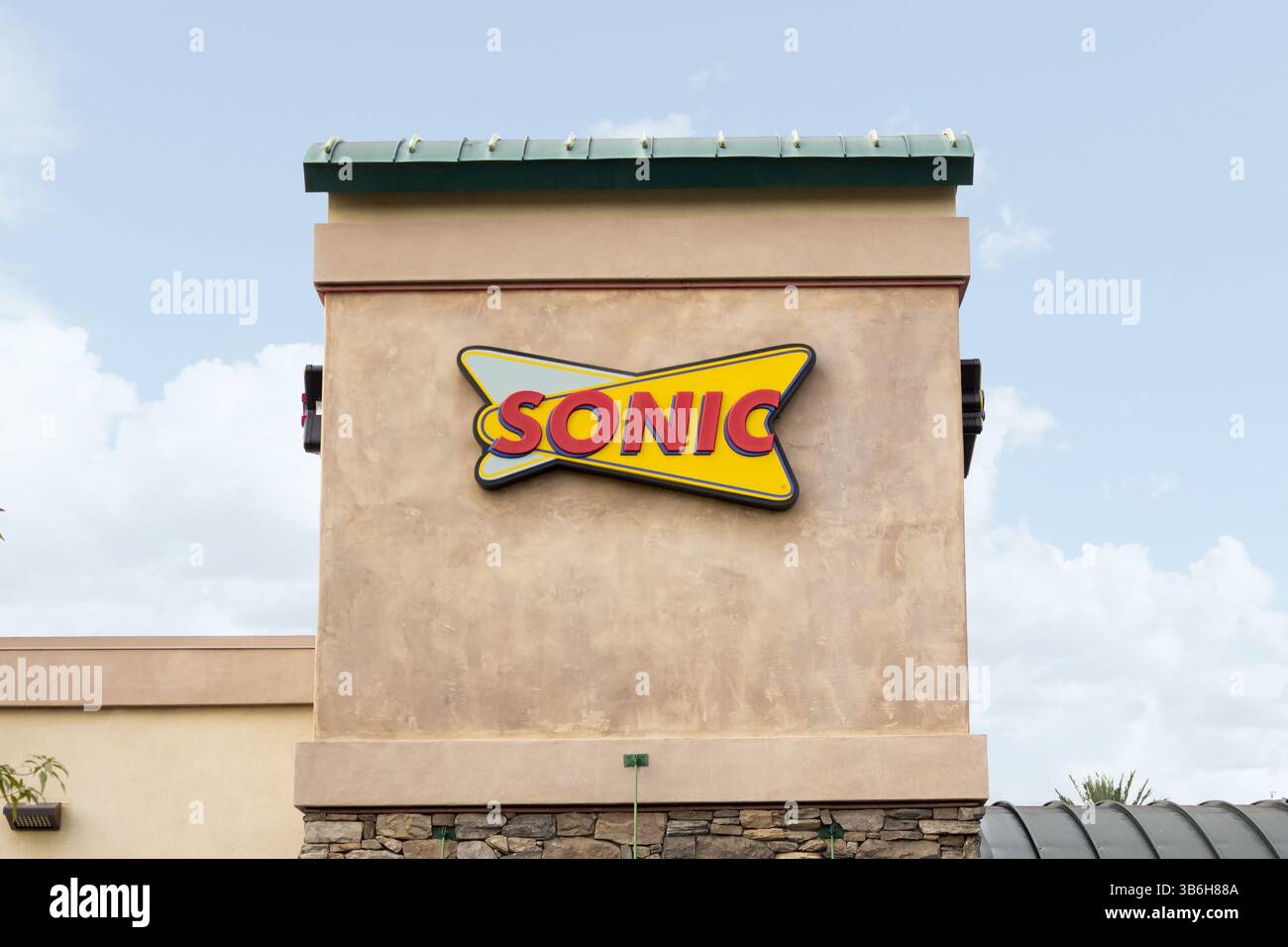 Los Angeles, California, Stati Uniti - 12-02-2019: Un cartello per la catena di hamburger conosciuta come Sonic Drive-in. Foto Stock