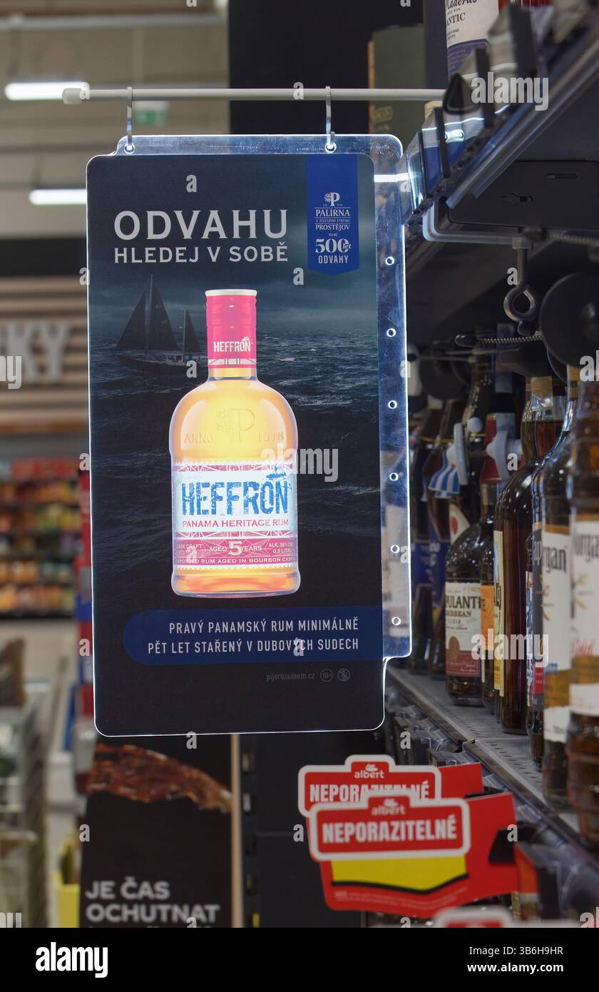 Heffron Panama Heritage rum, spot retroilluminato nel negozio il 29 aprile 2025 a Praga, Repubblica Ceca. Foto Stock
