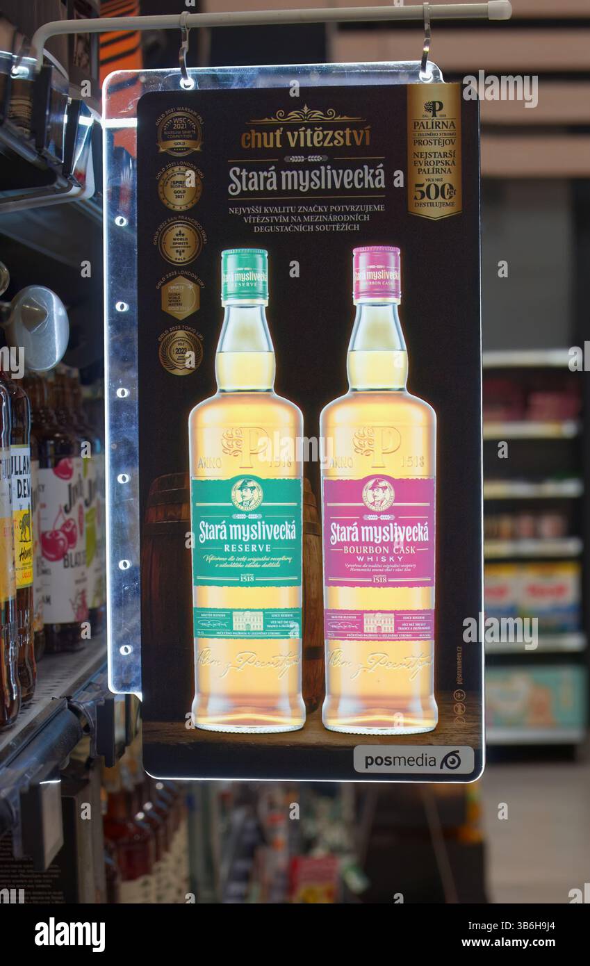 Bevande alcoliche Stara Myslivecka, spot retroilluminato nel negozio il 29 aprile 2025 a Praga, Repubblica Ceca. Foto Stock