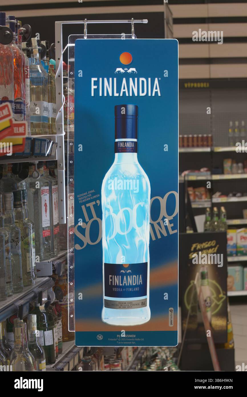 Spot di vodka Finlandia retroilluminato nel negozio il 29 aprile 2025 a Praga, Repubblica Ceca. Foto Stock
