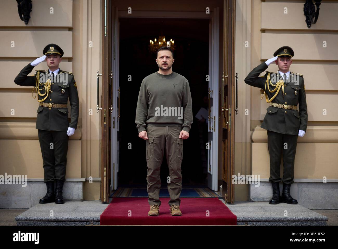 10 maggio 2024, Kiev, Oblast' di Kiev, Ucraina: Il presidente ucraino Volodymyr Zelenskyy attende l'arrivo del presidente slovacco fuori dal Palazzo Mariinsky a Kiev, Ucraina. (Immagine di credito: © Ucraina Presidenza via ZUMA Press Wire) Foto Stock