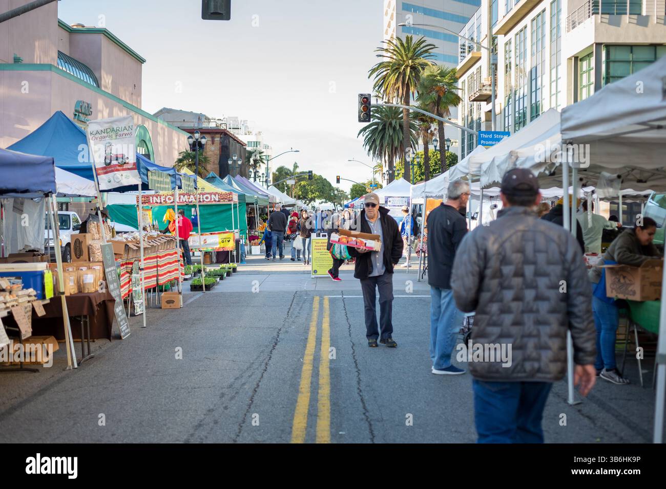 Santa Monica, California, Stati Uniti - 12-28-2019: Una vista di una gente che visita il mercato agricolo di Santa Monica. Foto Stock