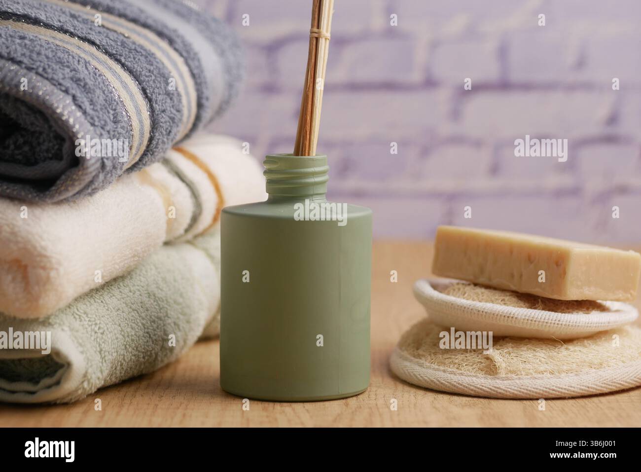Accessori ecologici per il bagno con asciugamani, sapone e accessori in bambù Foto Stock