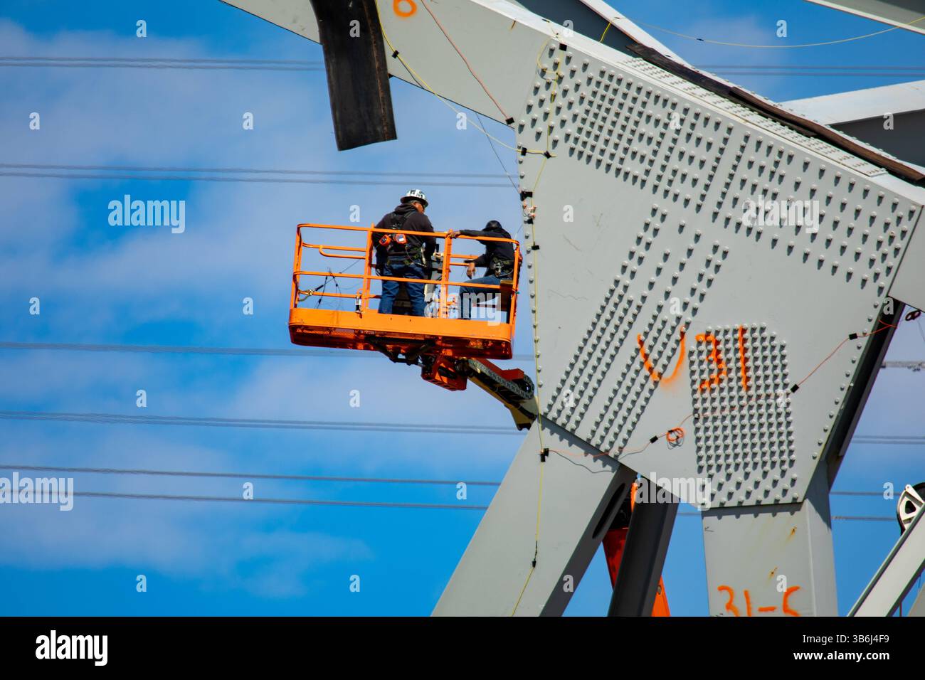 12 maggio 2024, Dundalk, MD, Stati Uniti d'America: I lavoratori collocano cariche esplosive su pezzi delle rimanenti capriate d'acciaio dal crollato Francis Scott Key Bridge per accelerare la rimozione, 12 maggio 2024, vicino a Dundalk, Maryland. Il ponte è stato colpito dalla nave container MV Dali da 984 piedi il 26 marzo e crollò uccidendo sei lavoratori. (Immagine di credito: © Christopher Rosario/U.S. Army/Planet Pix tramite ZUMA Press Wire) Foto Stock