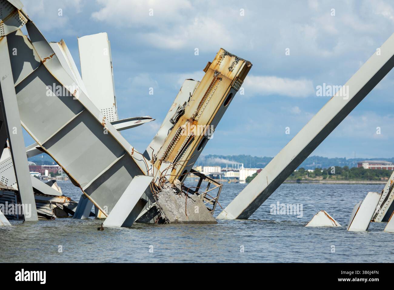 12 maggio 2024, Dundalk, MD, Stati Uniti d'America: Capriate d'acciaio e detriti dal crollo del Francis Scott Key Bridge che fuoriesce dal fiume Patapsco, 12 maggio 2024, vicino a Dundalk, Maryland. Il ponte è stato colpito dalla nave container MV Dali da 984 piedi il 26 marzo e crollò uccidendo sei lavoratori. (Immagine di credito: © Christopher Rosario/U.S. Army/Planet Pix tramite ZUMA Press Wire) Foto Stock