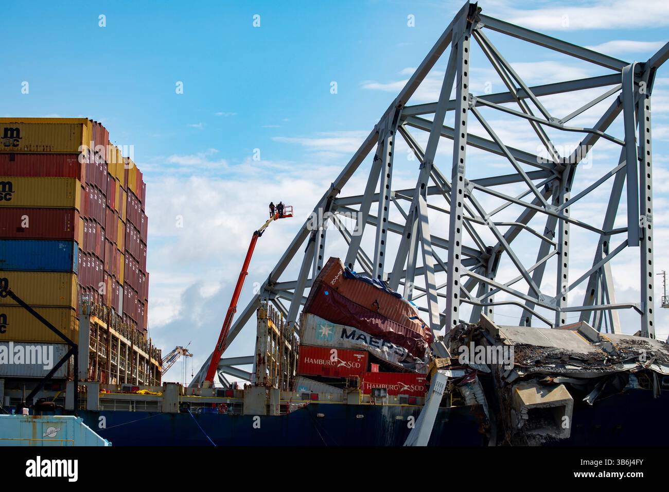 12 maggio 2024, Dundalk, MD, Stati Uniti d'America: I lavoratori collocano cariche esplosive su pezzi delle rimanenti capriate d'acciaio dal crollato Francis Scott Key Bridge per accelerare la rimozione, 12 maggio 2024, vicino a Dundalk, Maryland. Il ponte è stato colpito dalla nave container MV Dali da 984 piedi il 26 marzo e crollò uccidendo sei lavoratori. (Immagine di credito: © Christopher Rosario/U.S. Army/Planet Pix tramite ZUMA Press Wire) Foto Stock