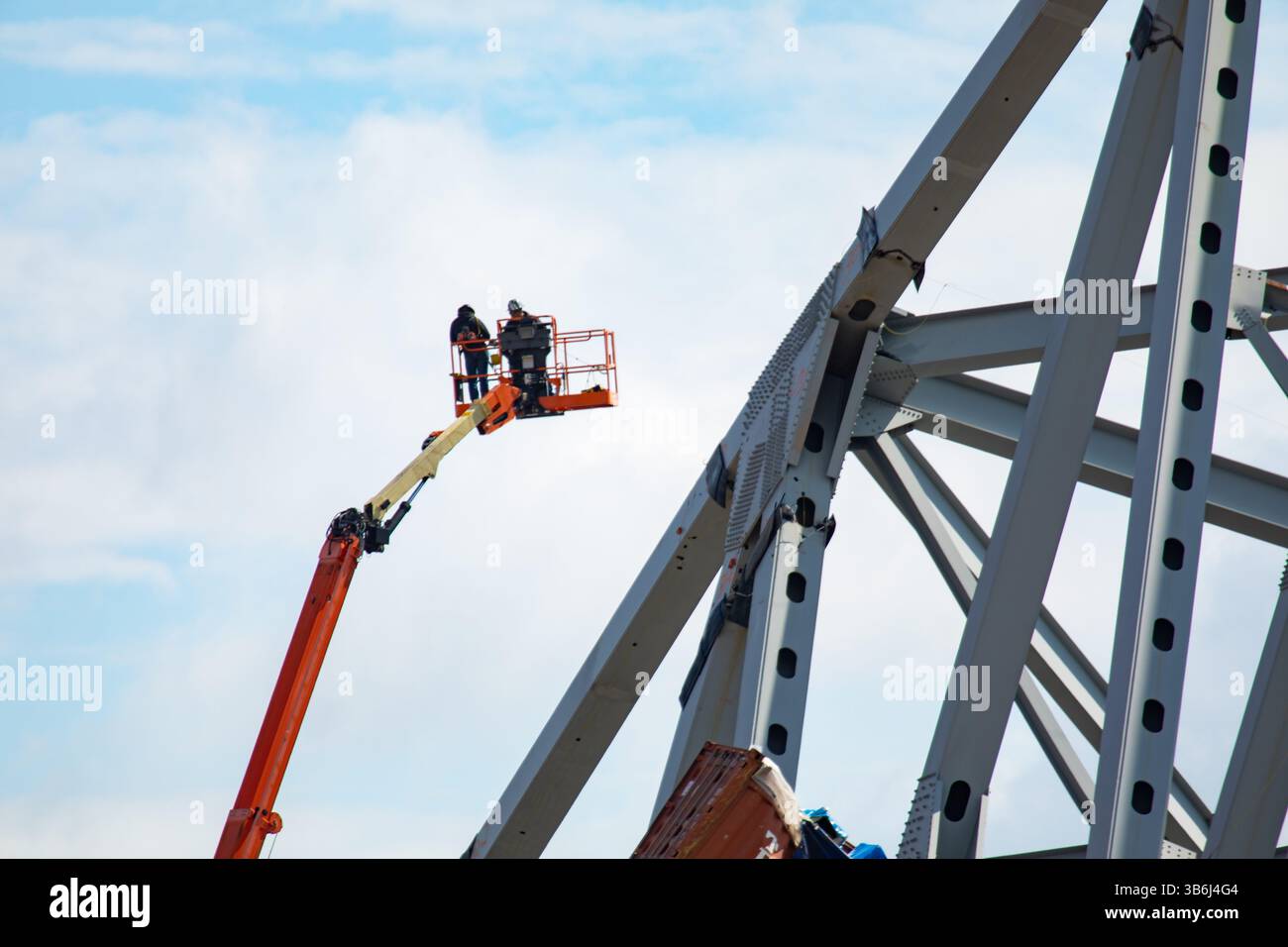 12 maggio 2024, Dundalk, MD, Stati Uniti d'America: I lavoratori collocano cariche esplosive su pezzi delle rimanenti capriate d'acciaio dal crollato Francis Scott Key Bridge per accelerare la rimozione, 12 maggio 2024, vicino a Dundalk, Maryland. Il ponte è stato colpito dalla nave container MV Dali da 984 piedi il 26 marzo e crollò uccidendo sei lavoratori. (Immagine di credito: © Christopher Rosario/U.S. Army/Planet Pix tramite ZUMA Press Wire) Foto Stock