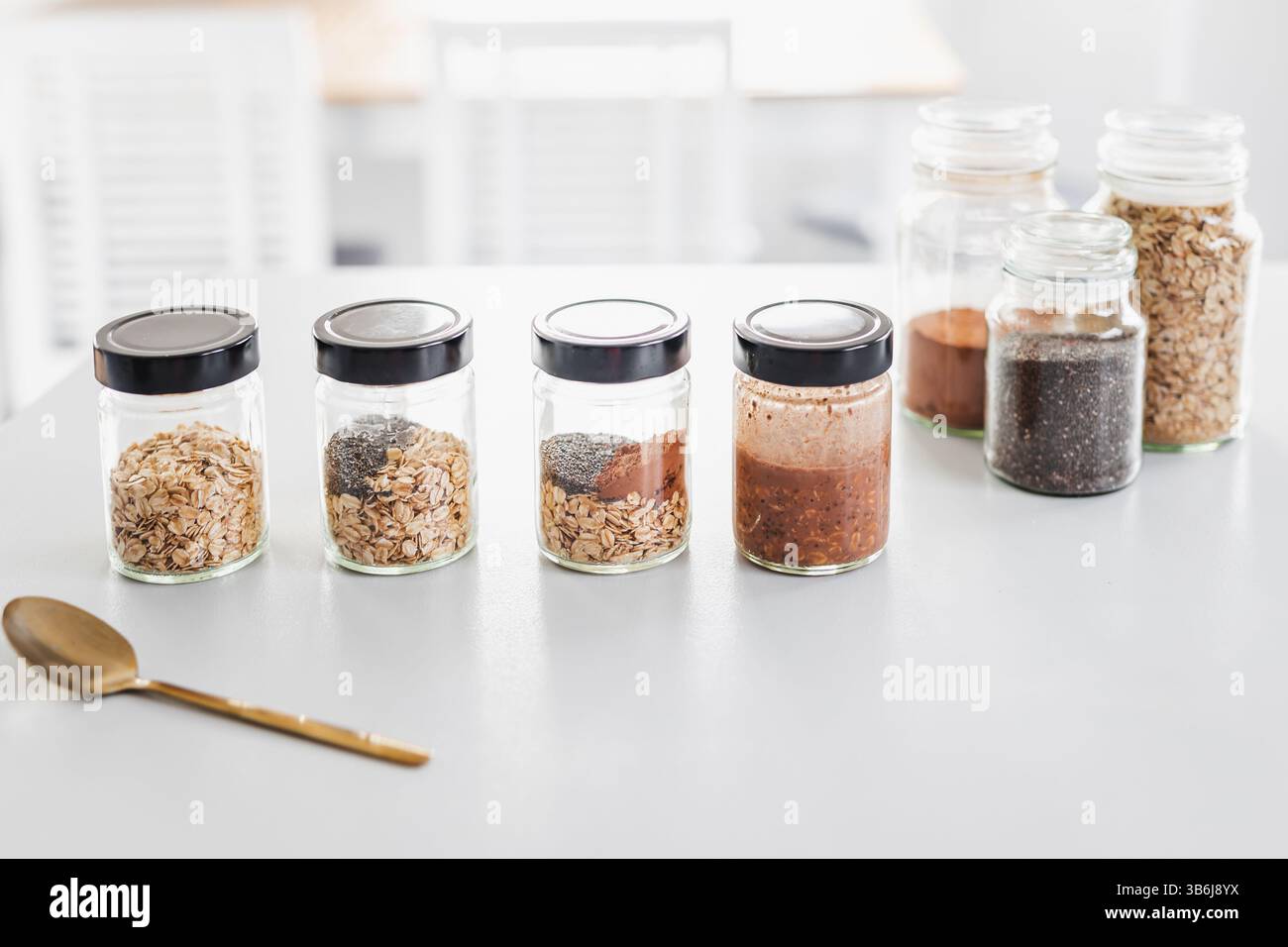 preparazione passo dopo passo di avena notturna con cacao e semi di chia, sana colazione on-the-go Foto Stock preparazione passo dopo passo di avena notturna con cacao e semi di chia, sana colazione on-the-go Foto Stock