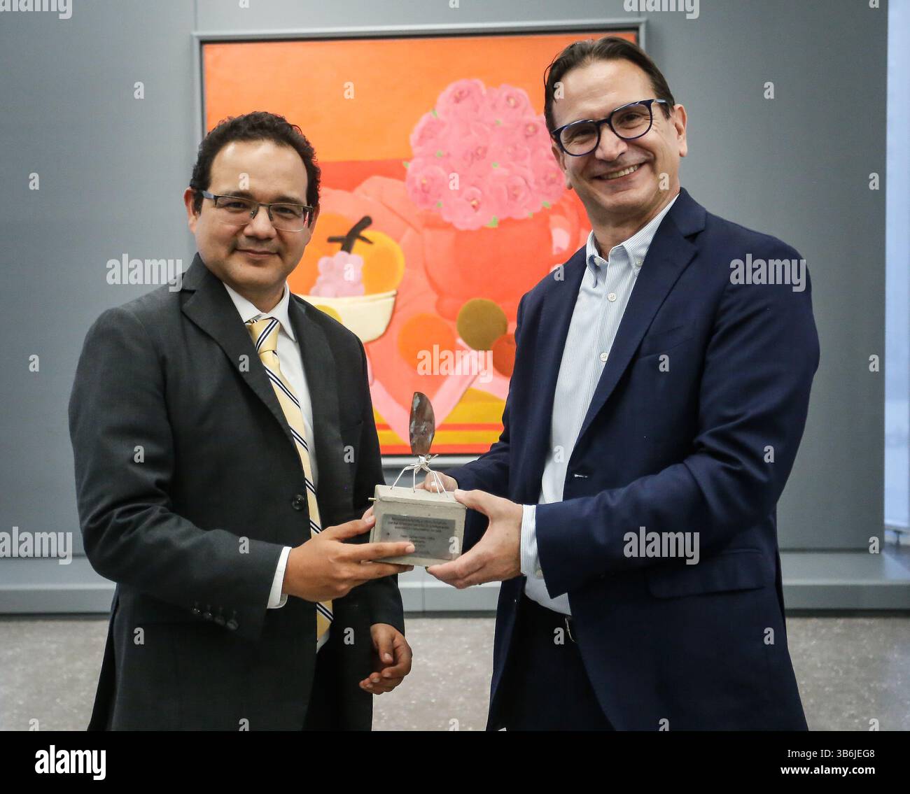 31 gennaio 2024: Homenaje a Portafolio .Bogota enero 30 de 2024. Homenaje de Bancolombia al periodico Portafolio por sus 30 aÃ±os. Entrega el reconocimiento el presidente de Bancolombia Juan Carlos Mora y recibe el direttore del periodico Francisco Miranda. Foto Nestor Gomez - El Tiempo credito: CEET fotografo: NESTOR GÃ“MEZ (immagine di credito: © El Tiempo/GDA via ZUMA Press Wire) Foto Stock