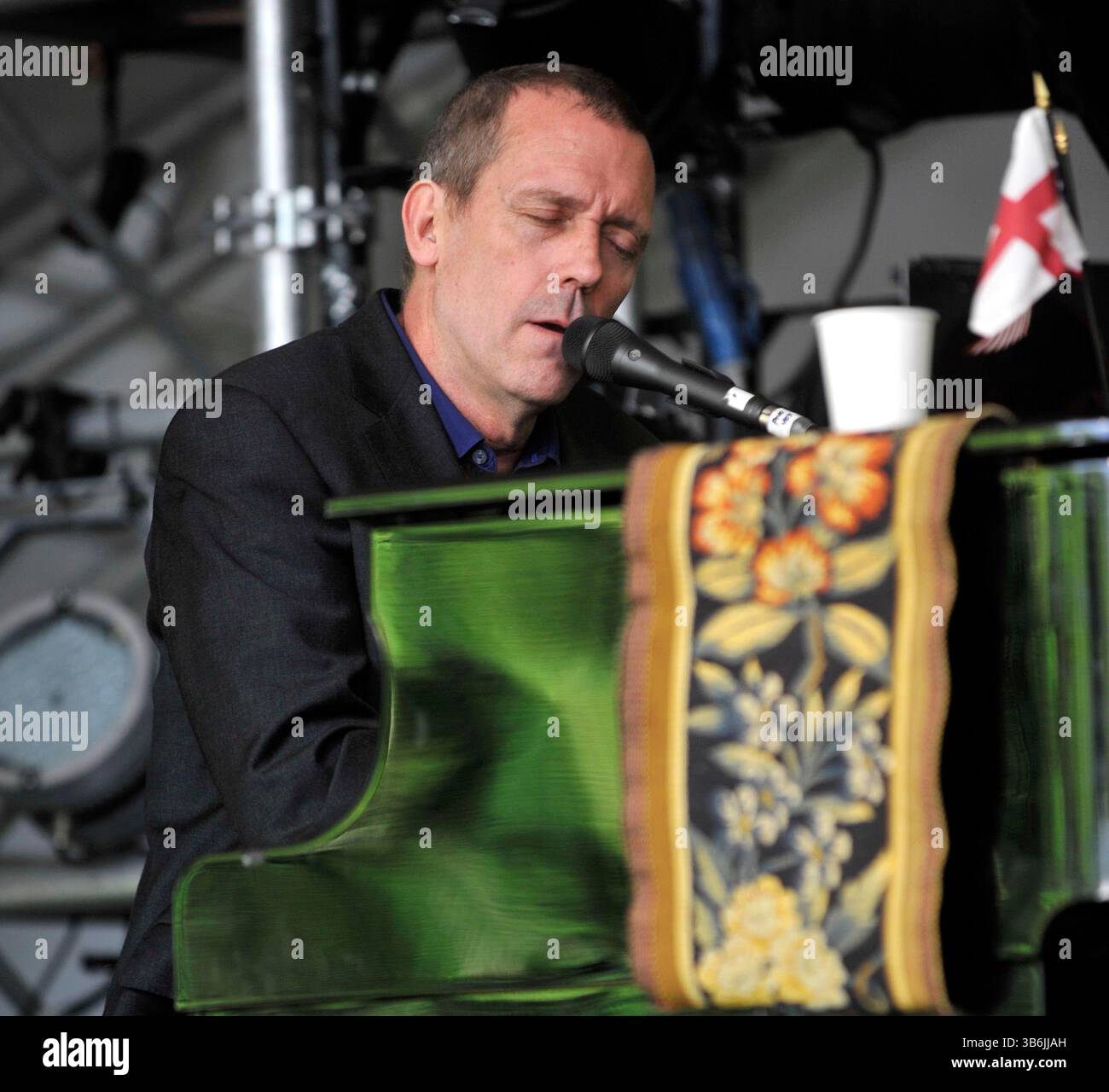 hugh laurie si esibisce sul palco al Cornbury Festival , Great Tew Park Oxfordshire Regno Unito il 30 giugno 2012 Foto Stock