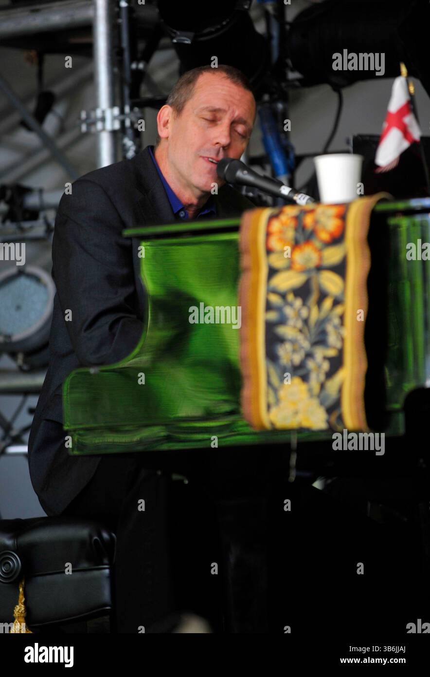 hugh laurie si esibisce sul palco al Cornbury Festival , Great Tew Park Oxfordshire Regno Unito il 30 giugno 2012 Foto Stock