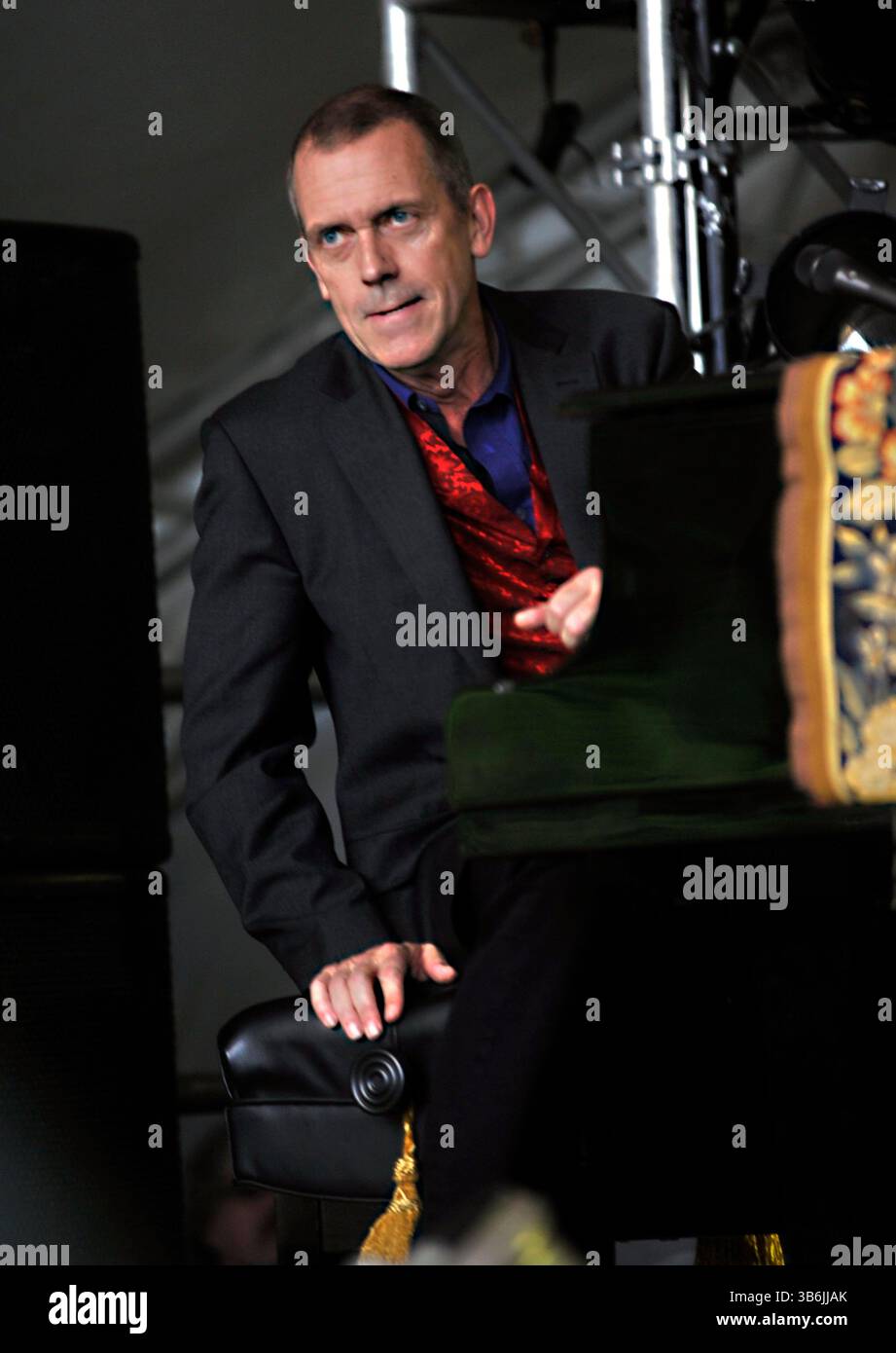 hugh laurie si esibisce sul palco al Cornbury Festival , Great Tew Park Oxfordshire Regno Unito il 30 giugno 2012 Foto Stock