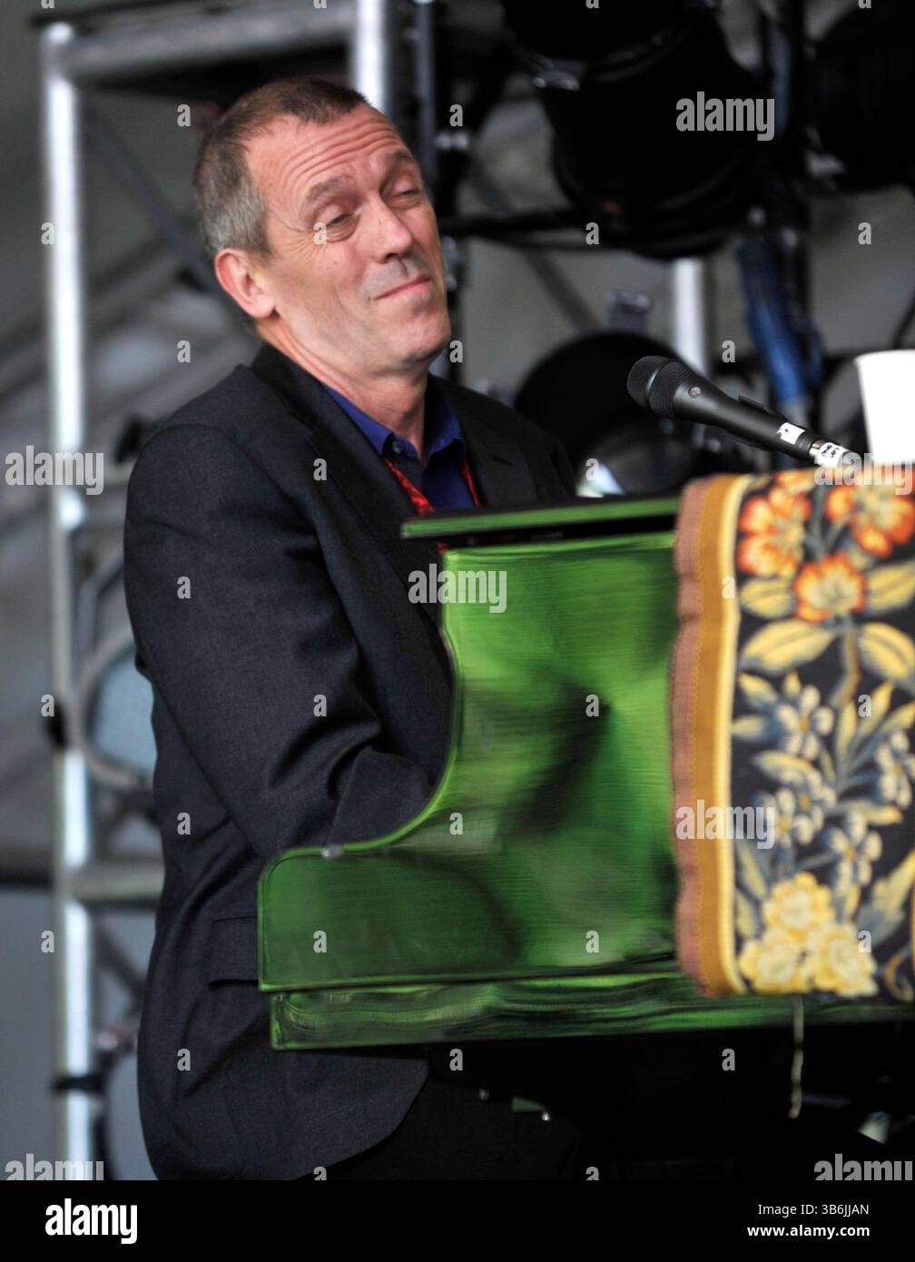 hugh laurie si esibisce sul palco al Cornbury Festival , Great Tew Park Oxfordshire Regno Unito il 30 giugno 2012 Foto Stock