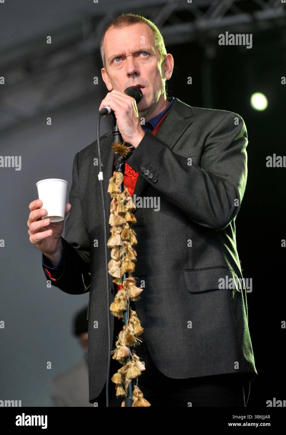 hugh laurie si esibisce sul palco al Cornbury Festival , Great Tew Park Oxfordshire Regno Unito il 30 giugno 2012 Foto Stock