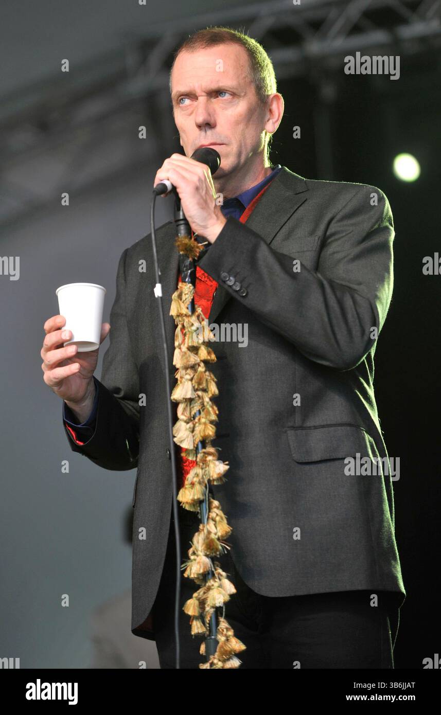 hugh laurie si esibisce sul palco al Cornbury Festival , Great Tew Park Oxfordshire Regno Unito il 30 giugno 2012 Foto Stock