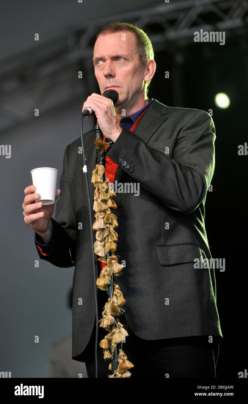 hugh laurie si esibisce sul palco al Cornbury Festival , Great Tew Park Oxfordshire Regno Unito il 30 giugno 2012 Foto Stock