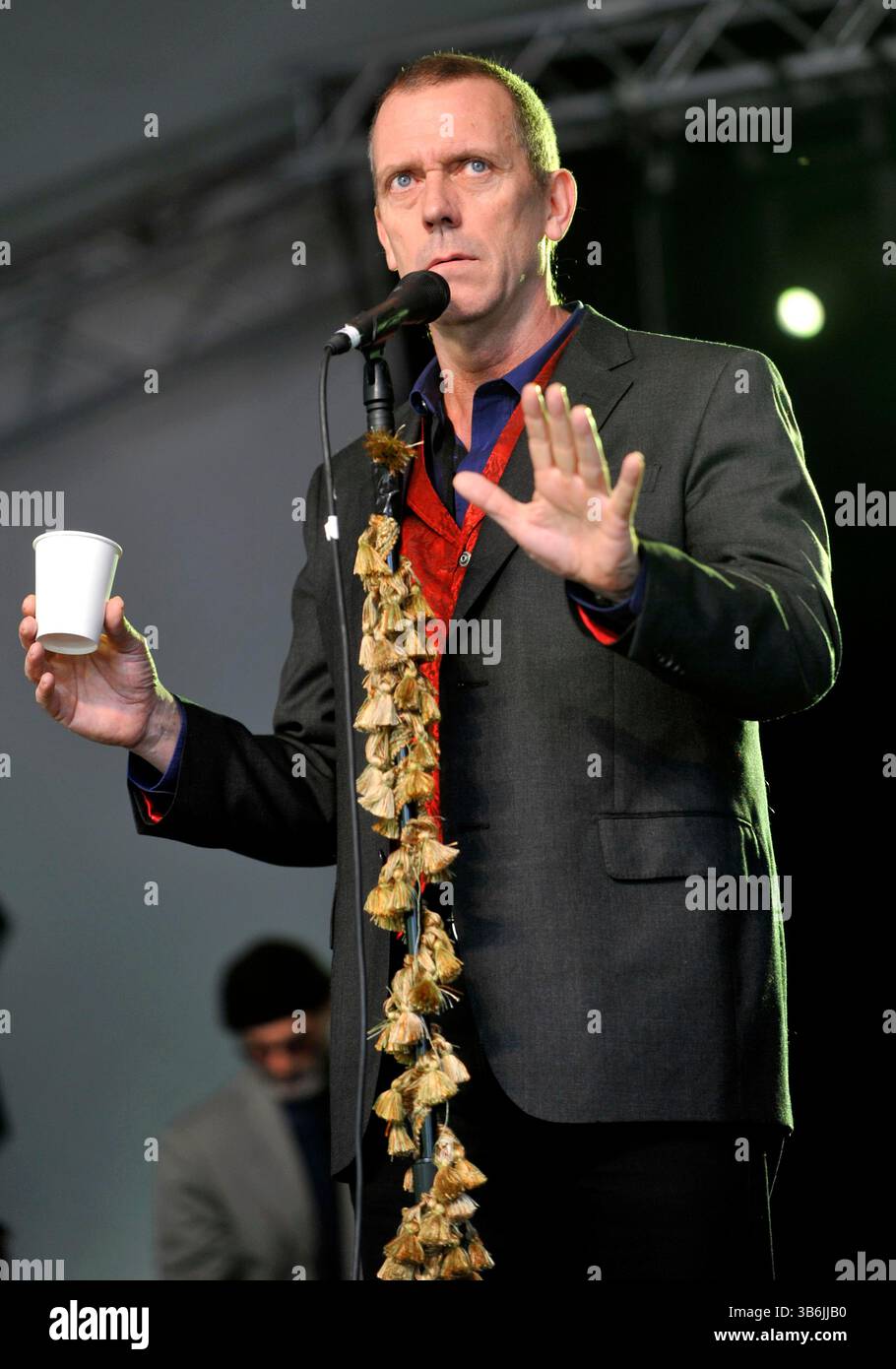hugh laurie si esibisce sul palco al Cornbury Festival , Great Tew Park Oxfordshire Regno Unito il 30 giugno 2012 Foto Stock