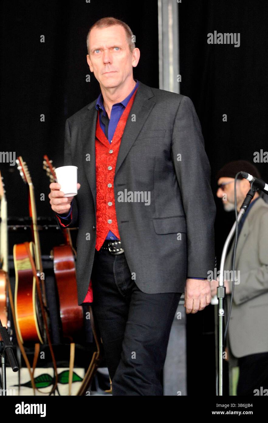 hugh laurie si esibisce sul palco al Cornbury Festival , Great Tew Park Oxfordshire Regno Unito il 30 giugno 2012 Foto Stock