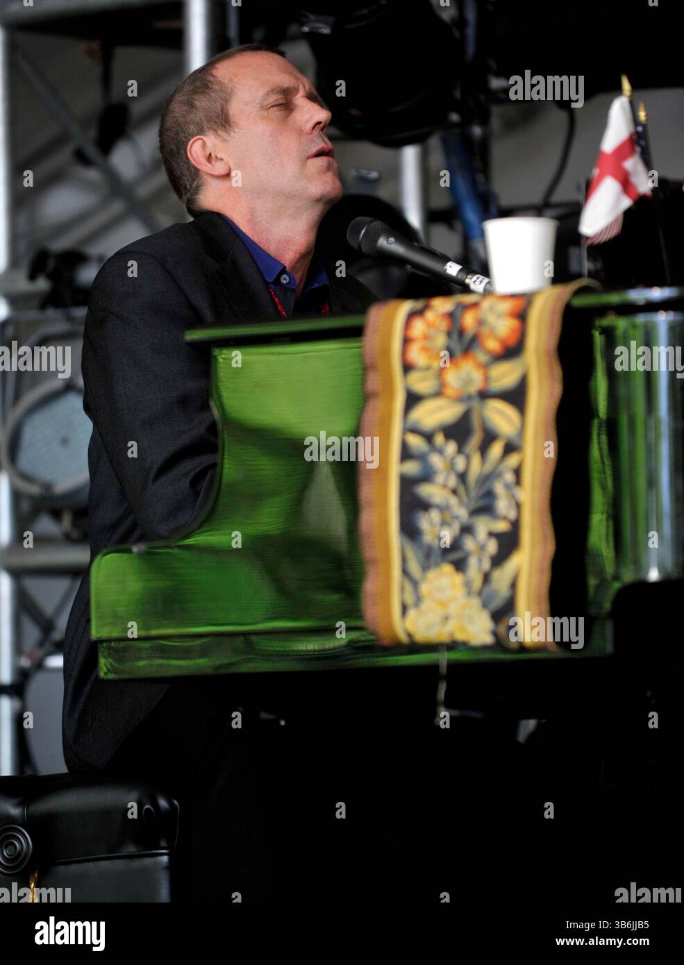 hugh laurie si esibisce sul palco al Cornbury Festival , Great Tew Park Oxfordshire Regno Unito il 30 giugno 2012 Foto Stock