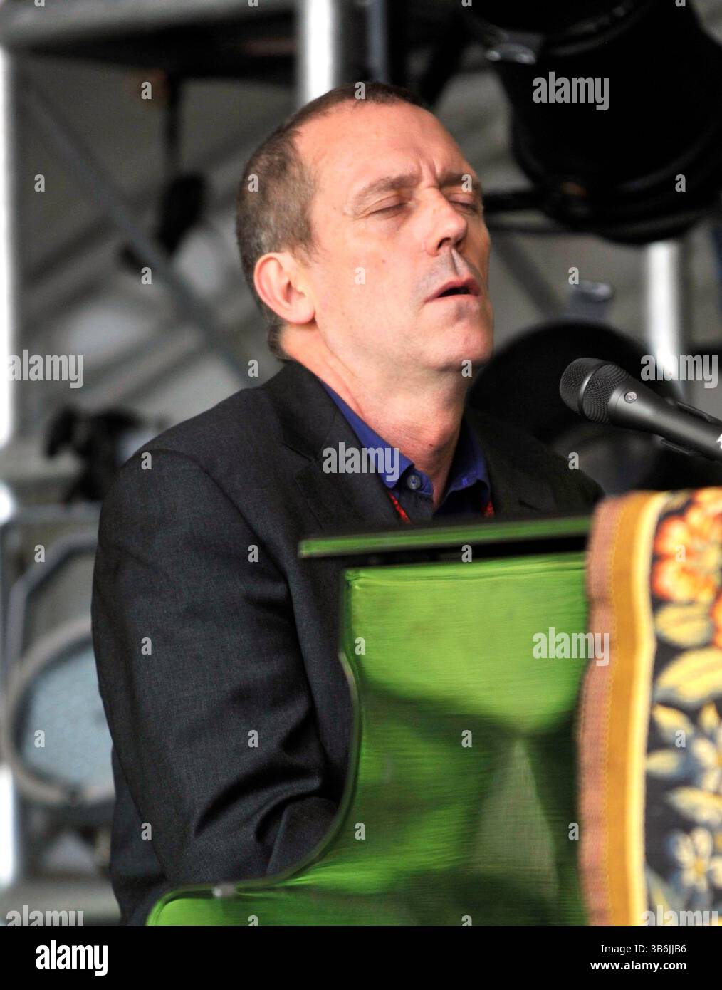 hugh laurie si esibisce sul palco al Cornbury Festival , Great Tew Park Oxfordshire Regno Unito il 30 giugno 2012 Foto Stock