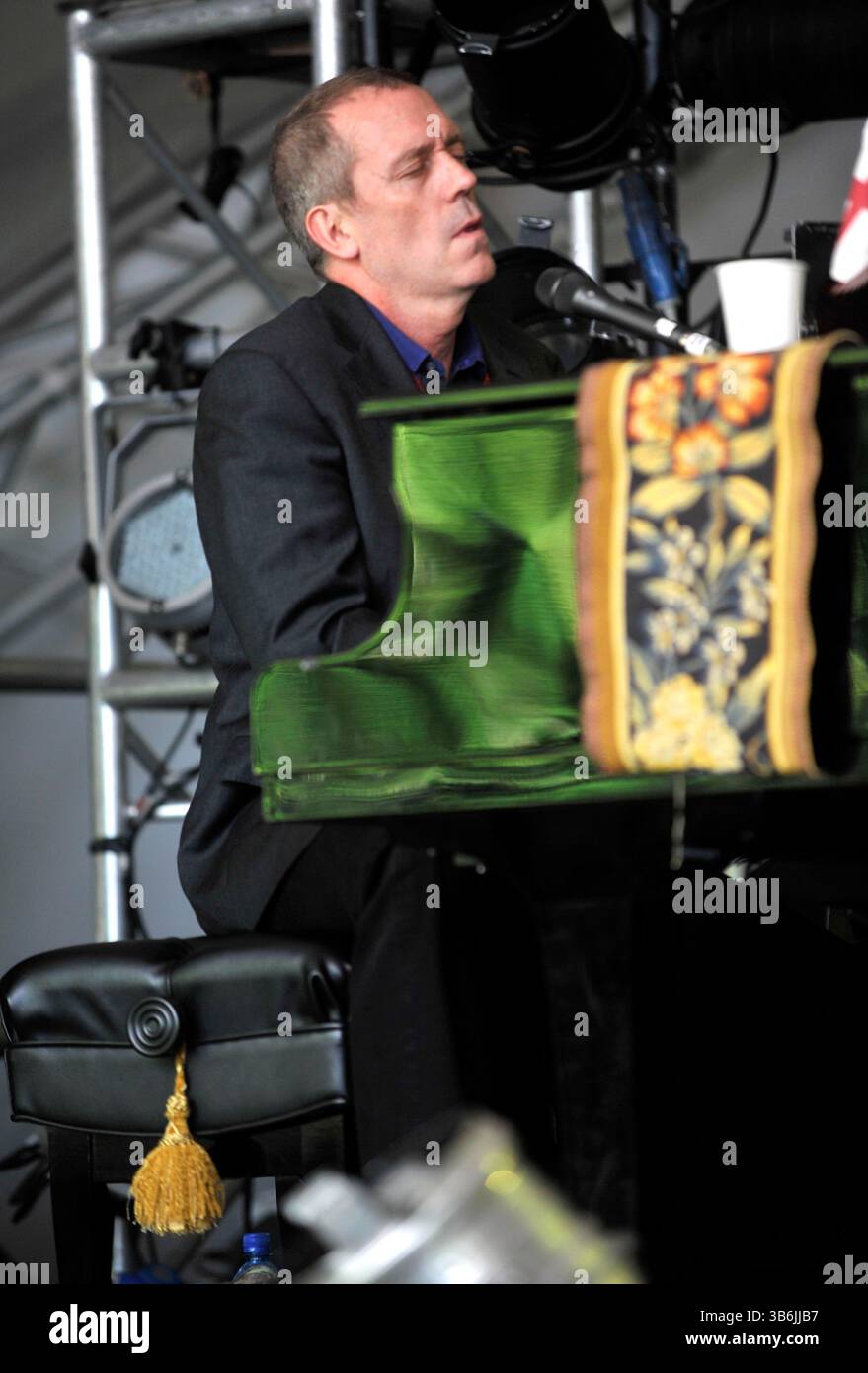 hugh laurie si esibisce sul palco al Cornbury Festival , Great Tew Park Oxfordshire Regno Unito il 30 giugno 2012 Foto Stock
