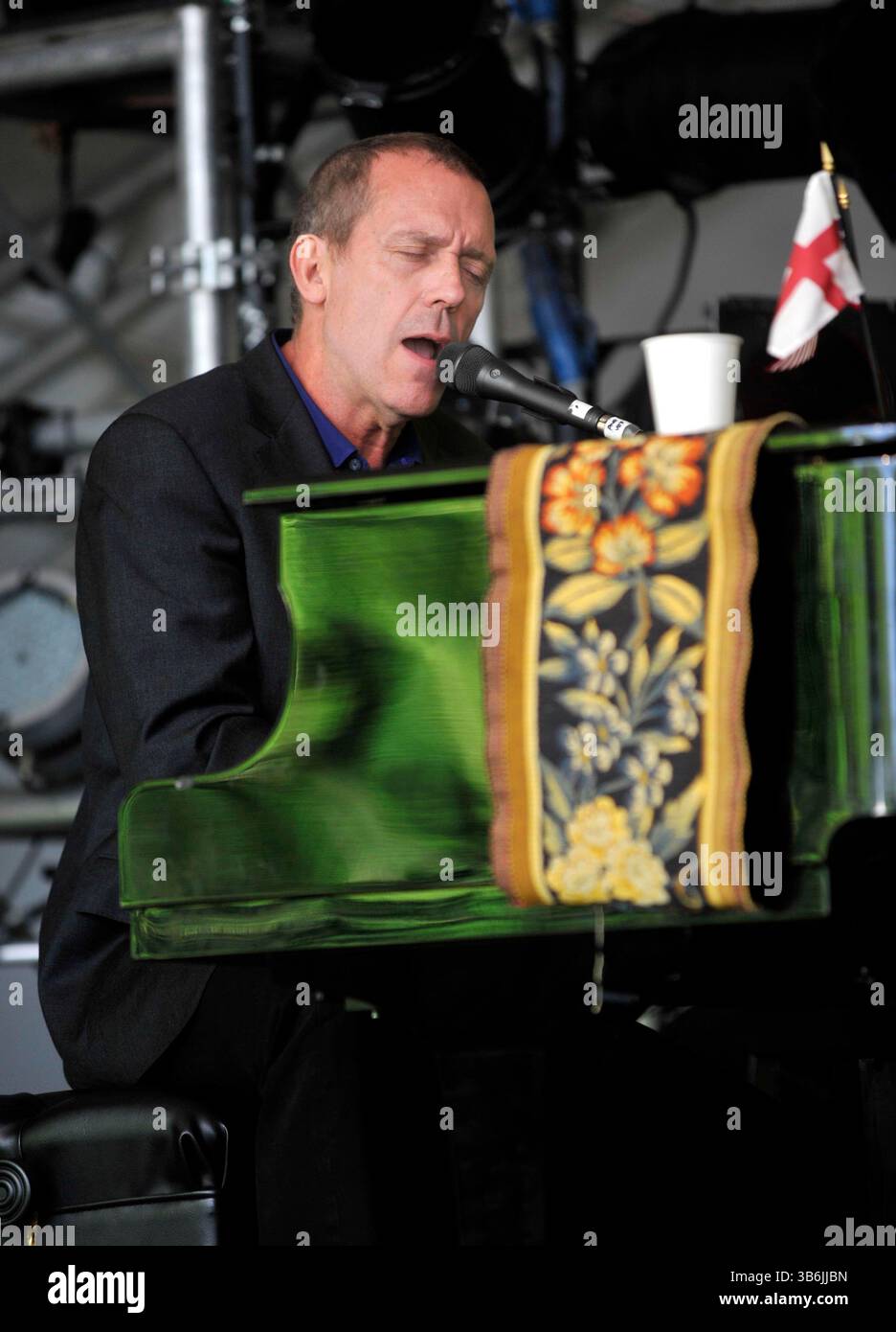 hugh laurie si esibisce sul palco al Cornbury Festival , Great Tew Park Oxfordshire Regno Unito il 30 giugno 2012 Foto Stock