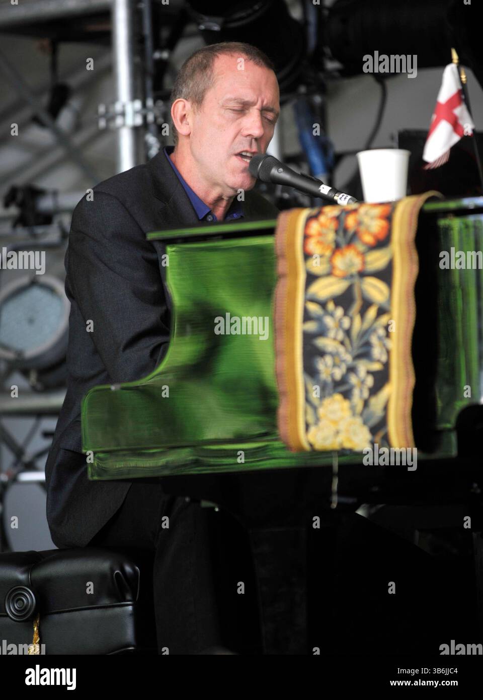 hugh laurie si esibisce sul palco al Cornbury Festival , Great Tew Park Oxfordshire Regno Unito il 30 giugno 2012 Foto Stock