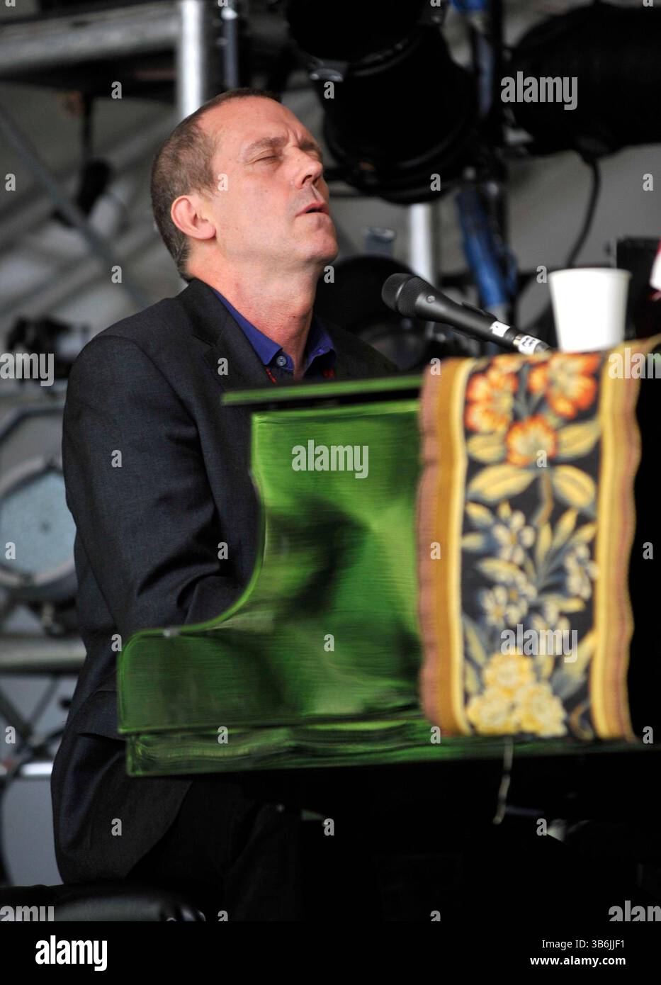 hugh laurie si esibisce sul palco al Cornbury Festival , Great Tew Park Oxfordshire Regno Unito il 30 giugno 2012 Foto Stock