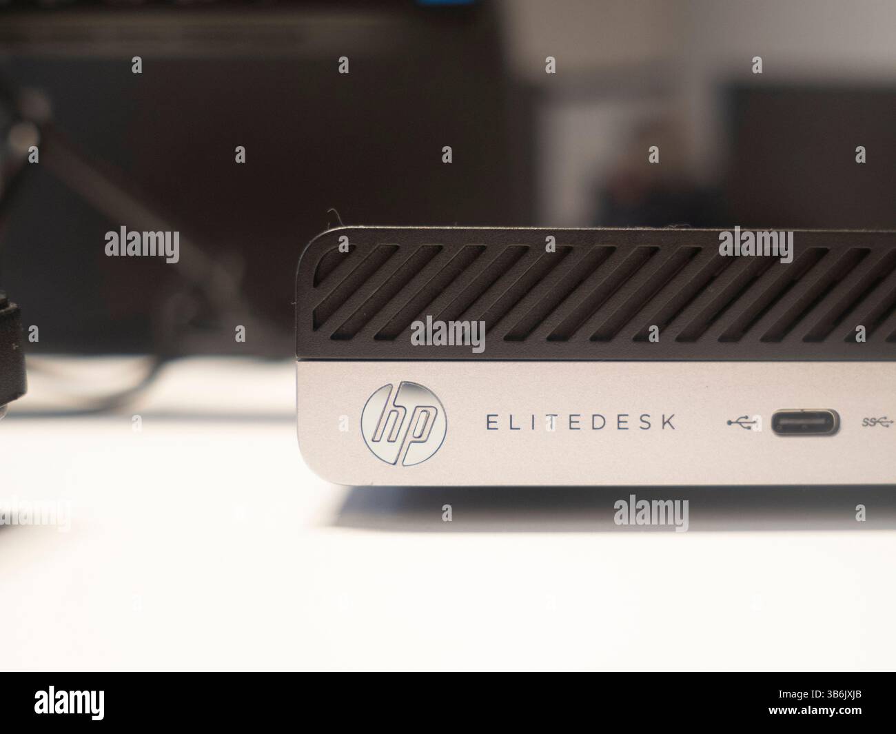 Cremona, Italia - 12 aprile 2025 computer desktop HP EliteDesk Mini Intel Core i5 Small Form Factor Business Office Home Personal Productivity Comp Foto Stock