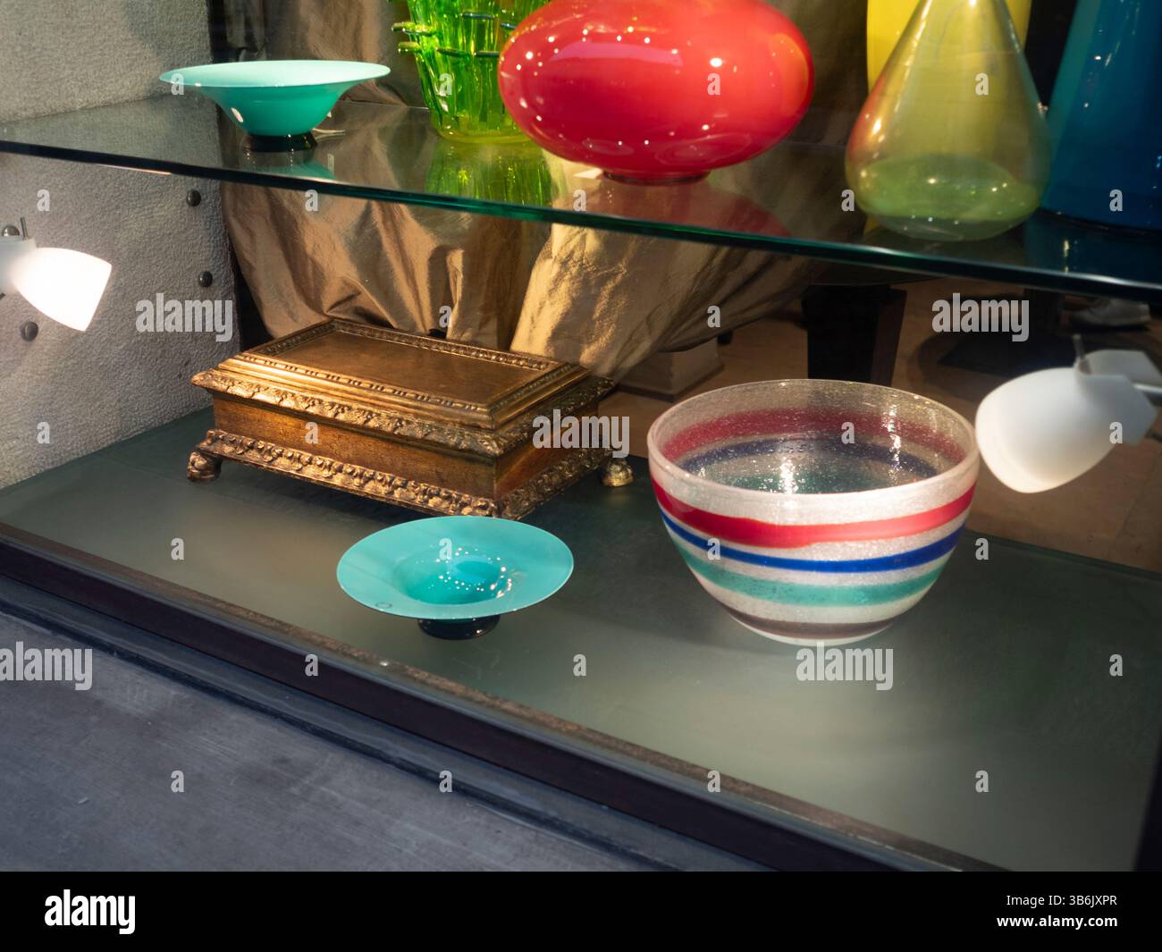 Cremona, Italia - 12 aprile 2025 Mostra d'Arte del vetro di Murano con pezzi soffiati a mano vasi ciotole e altri oggetti decorativi di Italian Factor Foto Stock