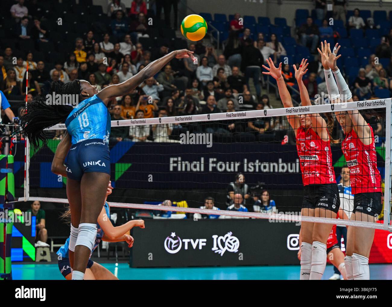 Istanbul, T¨¹rkiye. 3 maggio 2025. Paola Ogechi Egonu (L) di Numia vero Volley Milano punta il pallone durante la semifinale femminile tra Carraro Imoco Conegliano e Numia vero Volley Milano al CEV Champions League Volley 2025 di Istanbul, T¨¹rkiye, 3 maggio 2025. Crediti: Liu lei/Xinhua/Alamy Live News Foto Stock