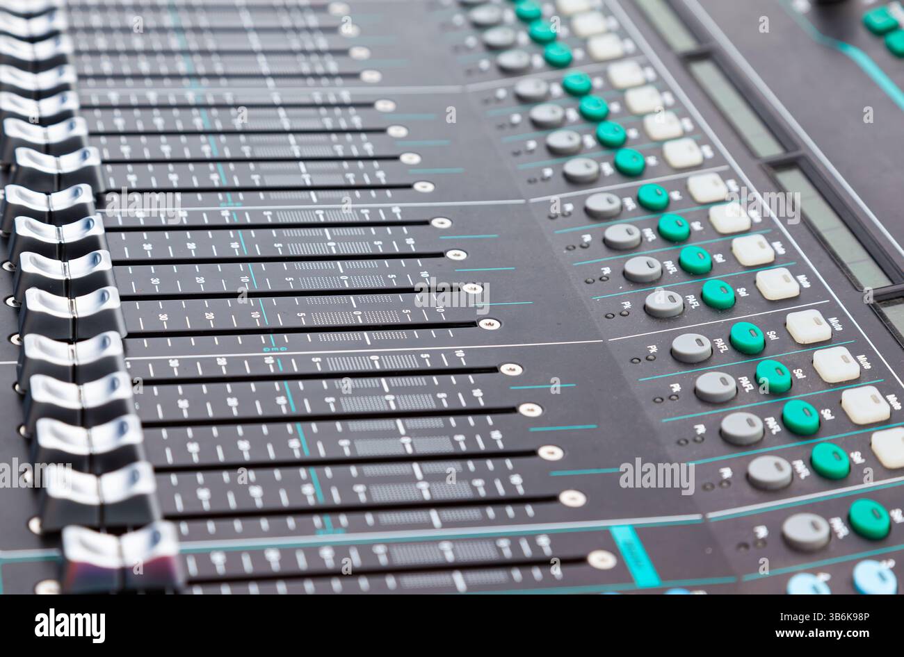 Mixer musicale professionale. Pannello di controllo della musica con telecomando per DJ. Foto Stock