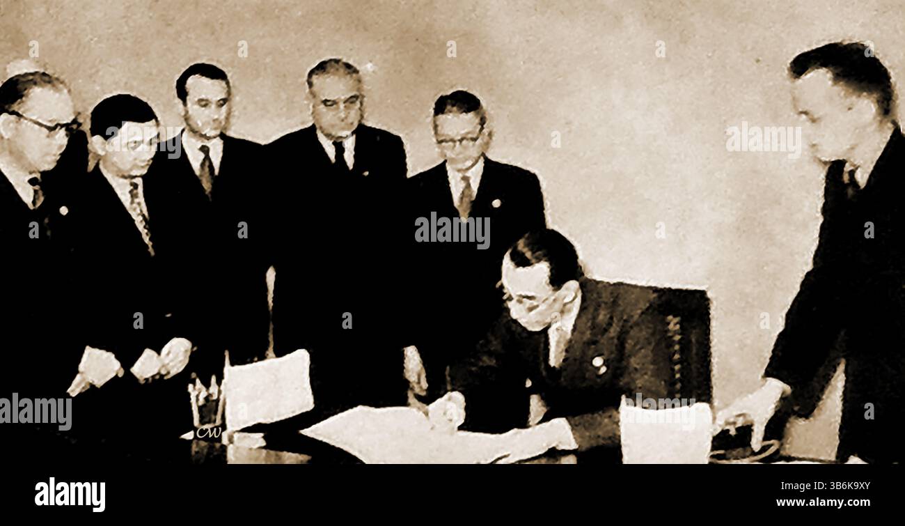 1953 -Sig. Tadatsugu Simadzu (presidente della Croce Rossa giapponese) firma l'amnistia per i prigionieri giapponesi detenuti in Russia - 1953年 - 島津忠次氏（日本赤十字社総裁）がロシアに拘留されていた日本人捕虜に対する恩赦に署名 - - 1953 - Господин Тадацугу Симадзу (президент Японского Красного Креста) подписывает амнистию для японских военнопленных, содержавшихся в России. Foto Stock